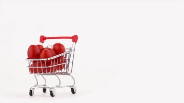 Yarım çerçeve. Alışveriş sepeti ile kırmızı üzüm domates kazık Paketli. Turntable döner. Beyaz arka plan üzerinde izole. Yakın çekim. Makro.