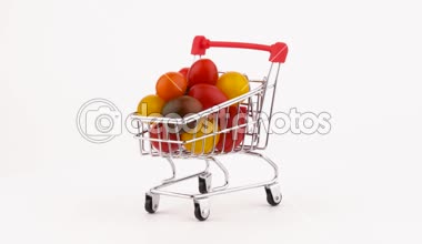 Süpermarket arabası ile çok renkli kiraz domates kazık Paketli. Turntable döner. Beyaz arka plan üzerinde izole. Yakın çekim. Makro.