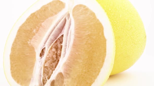 Macro Shooting Half Yellow Pomelo Citrus Fruit Rotating Turntable Isolated — Stock Video