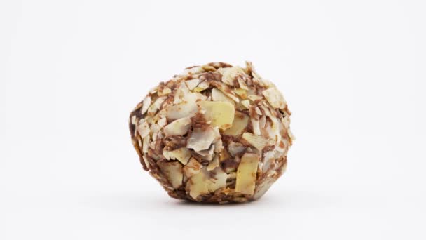 Dolce Dessert Tartufo Fondente Con Mandorle Tritate Ruotando Lentamente Sul — Video Stock