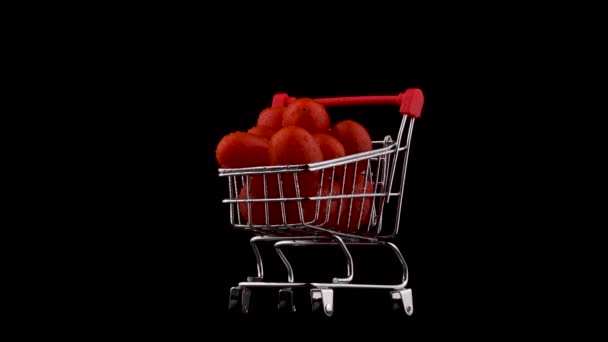 水滴とブドウのトマトを赤杭でショッピングカート ターン テーブルを回転させます 黒の背景上に分離 クローズ アップ マクロ — ストック動画