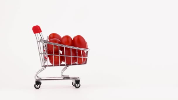 Carro Supermercado Movimiento Lleno Tomates Rojos Cherry Pila Aislado Sobre — Vídeos de Stock