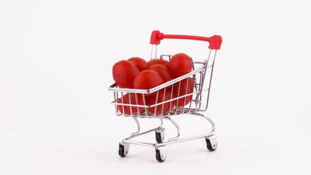 Carrito Compras Lleno Tomates Uva Roja Pila Con Gotas Agua — Vídeos de Stock