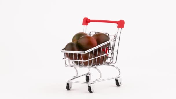 Carrinho Supermercado Embalado Com Pilha Tomate Cereja Preta Rodar Plataforma — Vídeo de Stock