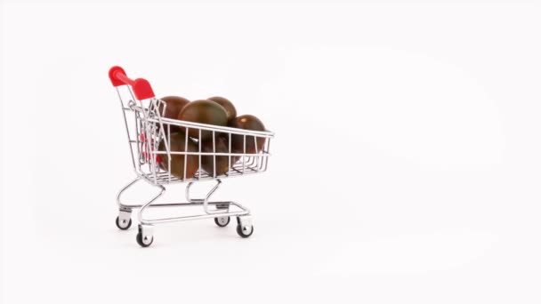 Carro Supermercado Movimiento Lleno Pila Tomates Uva Negra Aislado Sobre — Vídeos de Stock