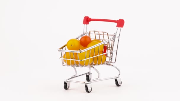 Carrinho Supermercado Embalado Com Pilha Tomate Cereja Amarelo Rodar Plataforma — Vídeo de Stock