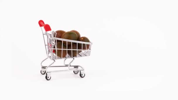 Carro Supermercado Movimiento Lleno Tomates Cherry Negro Pila Con Gotas — Vídeo de stock