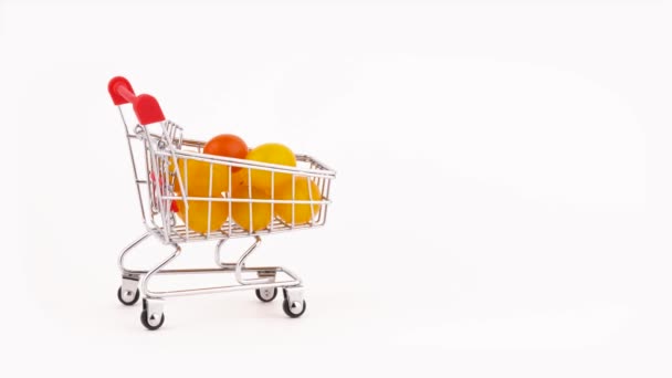 Carro Supermercado Móvil Lleno Pila Tomates Uva Amarilla Aislado Sobre — Vídeo de stock