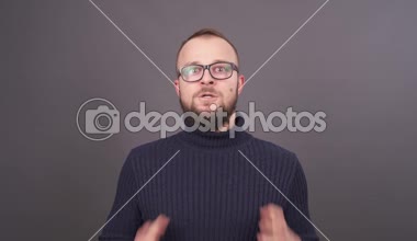 Bardaklarda sakallı genç kızgın adam portresi. O çığlık atıyor ve cehennem gibi deli