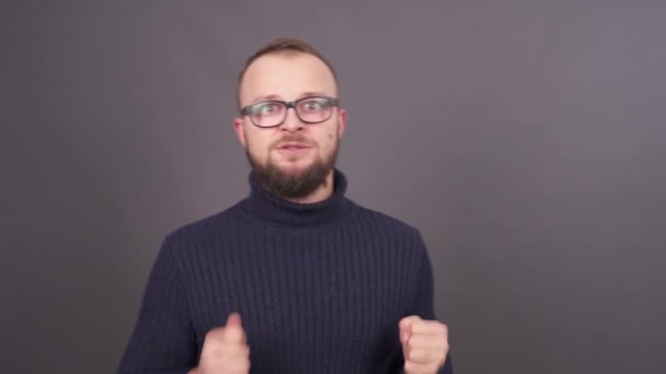 Retrato de un joven barbudo enojado con gafas. Él está gritando y loco como el infierno — Vídeo de stock