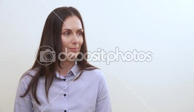 Uzun saçlı esmer için değil, herkes hata yapabilir onayı ile kafasını arıyor