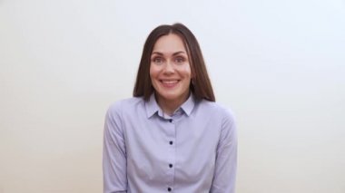 Güzel uzun saçlı esmer gülümseyen ve sevinçle bağırarak. O elleri gürlemesi