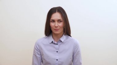 Bir esmer önünde, sağdaki arıyor onun baş, gülümsüyor biraz hareket eder ve sola doğru görünüyor