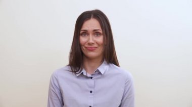 Bir esmer yüz nefretle yapıyor, biraz gülümser ve dil ucu gösterir