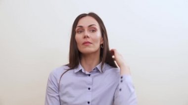 Oldukça uzun saçlı esmer saçlarını her iki taraf, ayarlar ve çenesinin ikindilerde losyonları
