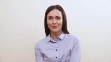 Büyüleyici bir esmer şakacı dans ve gülümseyen omuz taşır