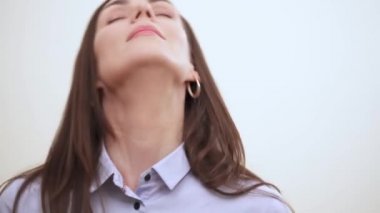 Bir closeup kapalı gözlü güzel bir esmer. O kafasını gülümseyen etrafında döner ve mutlu bir şekilde kameraya bakarak onun gözlerini açar