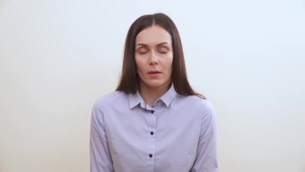 Uzun Saçlı Esmer Taraf Için Arıyor Wriggles Gözlerini Rulo Omuzlarını — Stok video