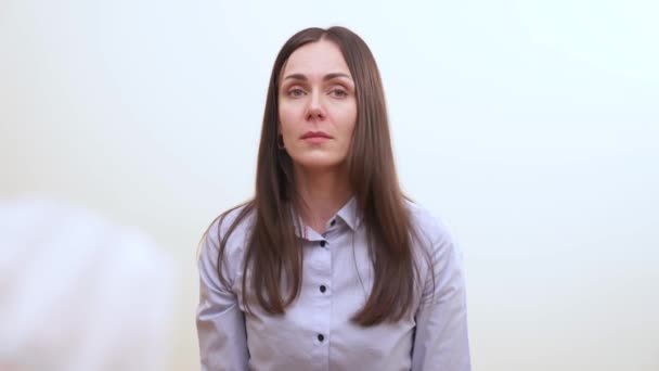 Een Langharige Brunette Wrijft Haar Neus Tweemaal Niest Strekt Haar — Stockvideo