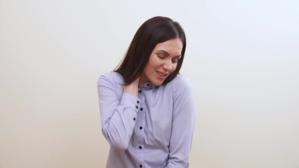 Lovely Long Haired Brunette Puts Her Right Hand Back Part — Stock Video