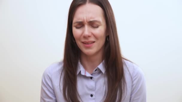 Ağlamak ve hıçkırarak, kamera önünde oturan uzun saçlı esmer bir close-up — Stok video