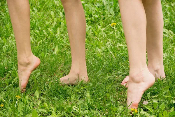 Slender Legs Two Girls Walking Barefoot Grass Close — Stock Photo, Image