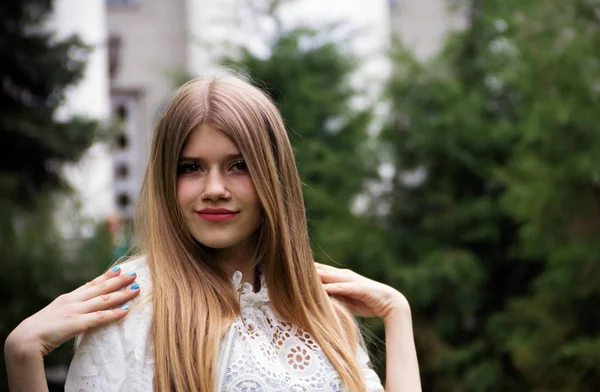 Ritratto Una Bella Ragazza Bionda Con Capelli Lunghi Nel Parco — Foto Stock