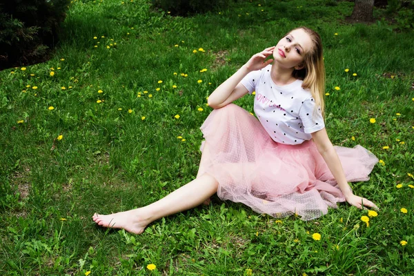 長い髪を緑の芝生の上で裸足金髪美少女 — ストック写真