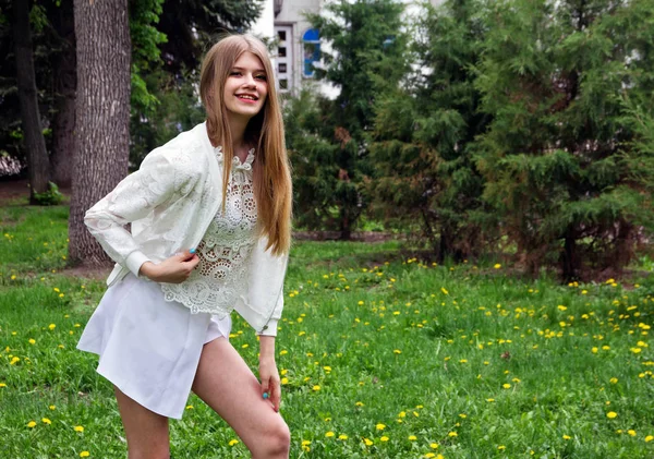 Adolescente Mignonne Joyeuse Avec Longs Cheveux Blonds Posant Dans Parc — Photo