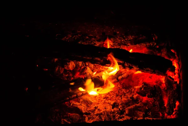 Yakıcı ve gece zamanında ve ahşap smoldering.