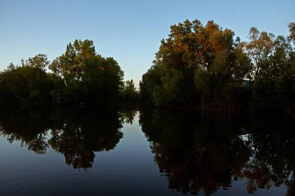 Güzel bir köy gölet manzarası bir yaz akşamı.