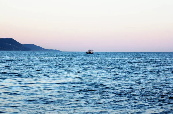 Vista Pequeno Barco Recreio Sopé Cáucaso — Fotografia de Stock