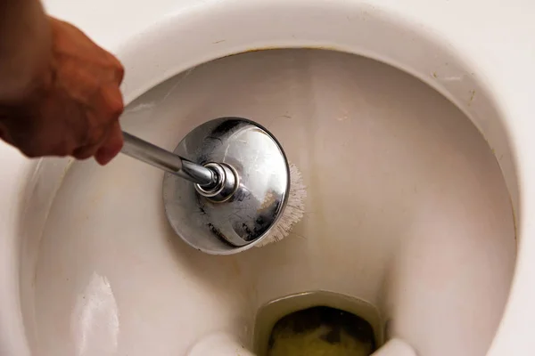 Een Vrouw Het Reinigen Van Vuile Toilet Met Een Borstel — Stockfoto