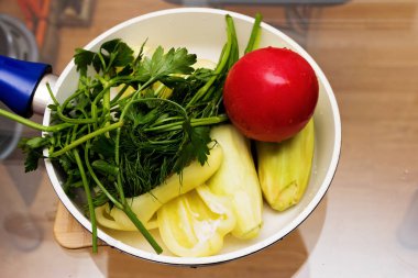 Dereotu, maydanoz, kabak ve Domates sebze güveç pişirme önce.