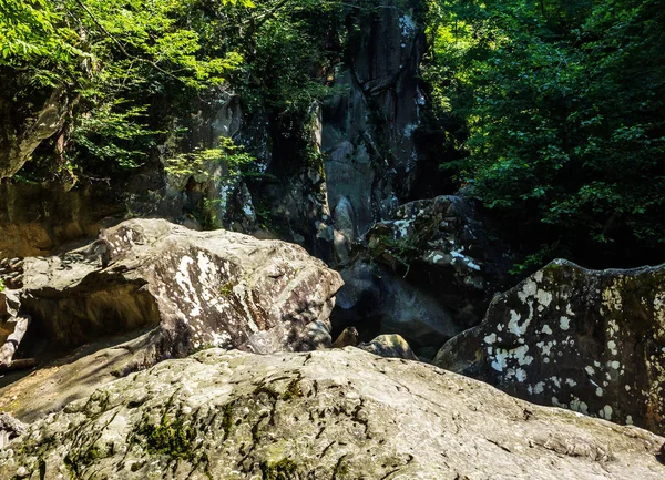 Kafkas Dağları Gorge Büyük Kayalar Tıkanması — Stok fotoğraf