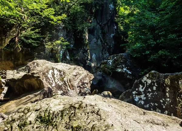 Bloqueo Enormes Rocas Garganta Las Montañas Del Cáucaso — Foto de Stock