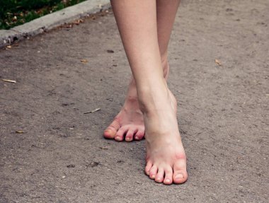 Kaldırımda yürüyen bir kızın ayak.