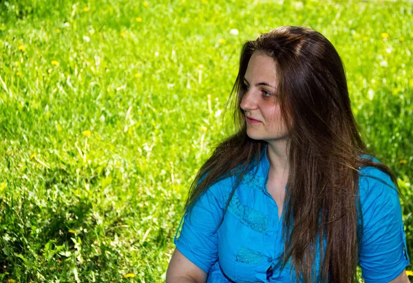 Ritratto Una Bella Donna Dai Capelli Biondi Tra Prato Verde — Foto Stock