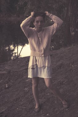 Bir orman gölün kıyısında bakan gözlerle agresif depresif kadın.