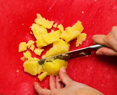 Haşlanmış patates salatası için kadın keser.