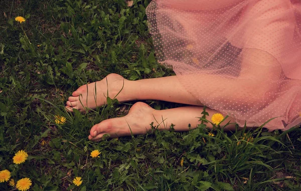 Jambes Pieds Fille Gros Plan Sur Une Pelouse Herbe Verte — Photo