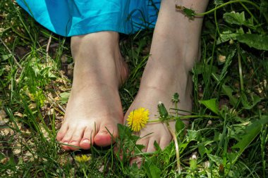 Kadınların doğal ayak ayak parmakları yakın çekim üzerinde boyanmamış çivi ile.