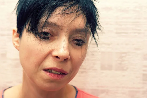 Bir kadın bir büyük bozukluk ve depresyon yüzünden ağlıyor.