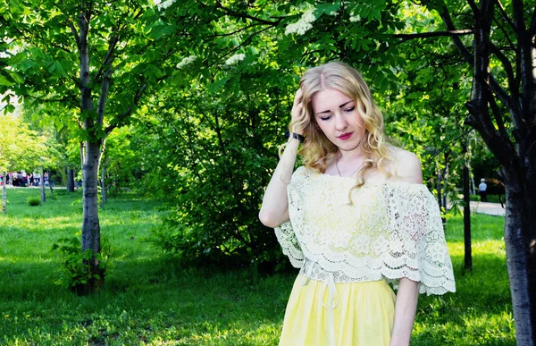 Грустная Блондинка Белой Блузке Желтом Платье Городском Парке — стоковое фото
