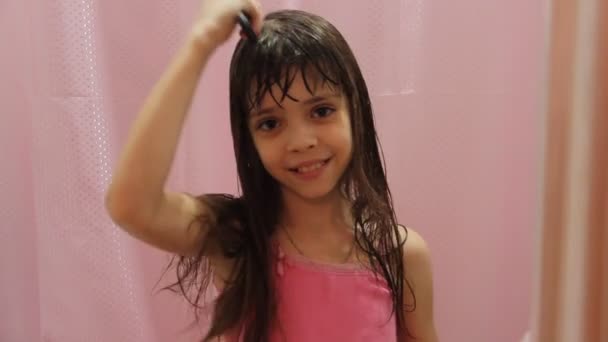 可爱和美丽的微笑的女孩梳理她的长湿头发 — 图库视频影像
