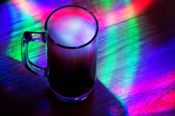 泡沫碳酸饮料在玻璃杯与多色照明 — 图库照片