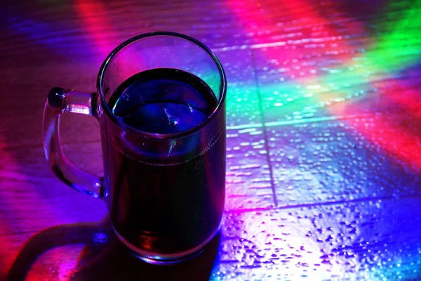 Полуполный Стакан Холодного Газированного Напитка Смешанном Освещении — стоковое фото