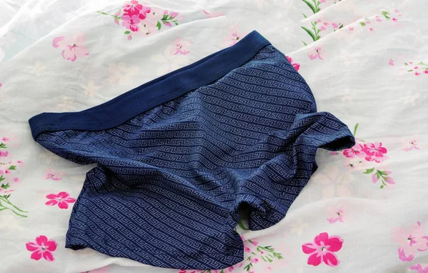 Küçük bir adamın iç çamaşırı yeminler.