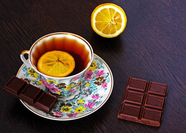 Black hot tea with a slice of lemon. — Stock Photo, Image