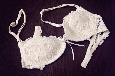 Kadın beyaz dantel sütyen.